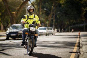 motoboy na moto na rua