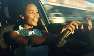 mulher negra dirigindo um carro